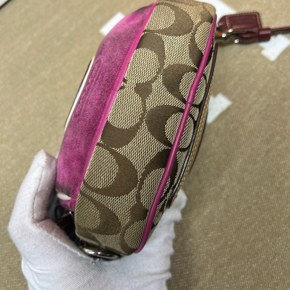 COACH RARE Jacquard Signature "C" Pink Suede Camera Crossbody Bag - Picture 4 of 9